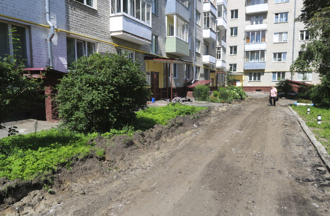 В Брянске начали ремонтировать первый из 18 дворов, запланированных к ремонту на этот год