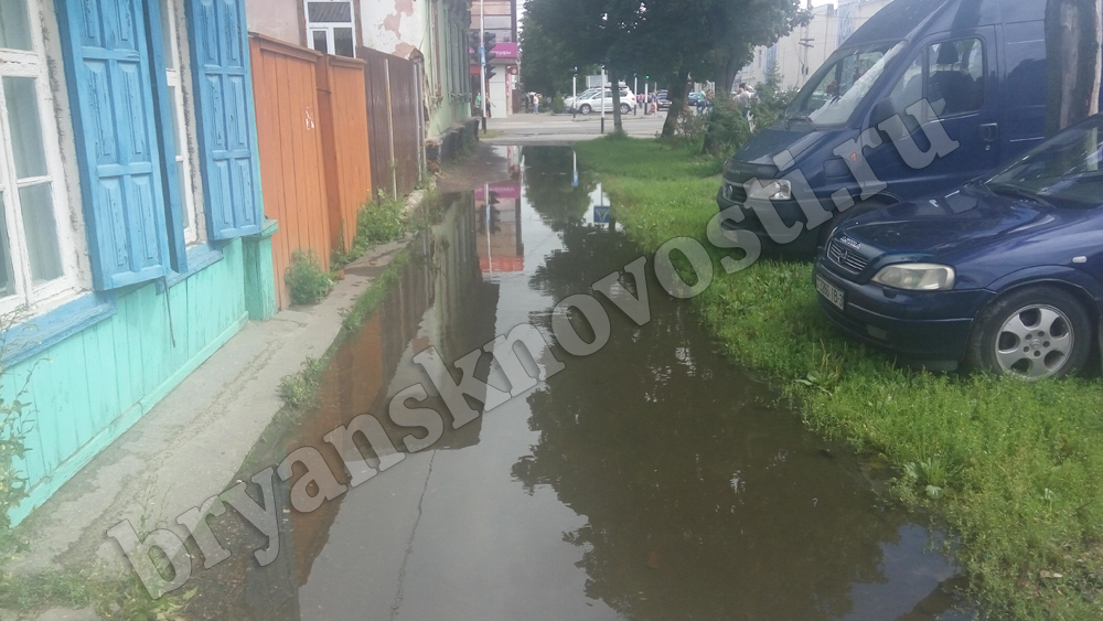 В Новозыбкове перед базарными днями затопило тротуар у рынка