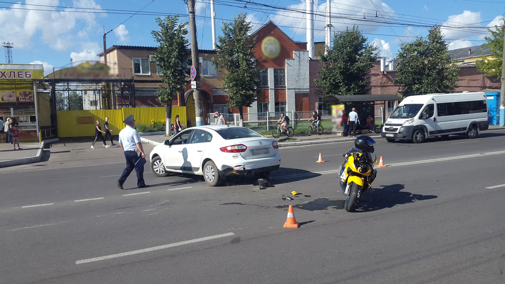В Брянске столкнулись мотоцикл и иномарка