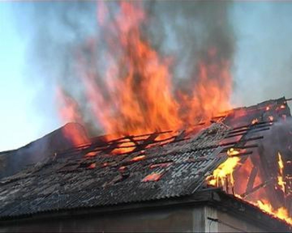 В Навлинском районе огонь спалил крышу дома