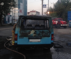 В Бежице сгорел микроавтобус рано утром