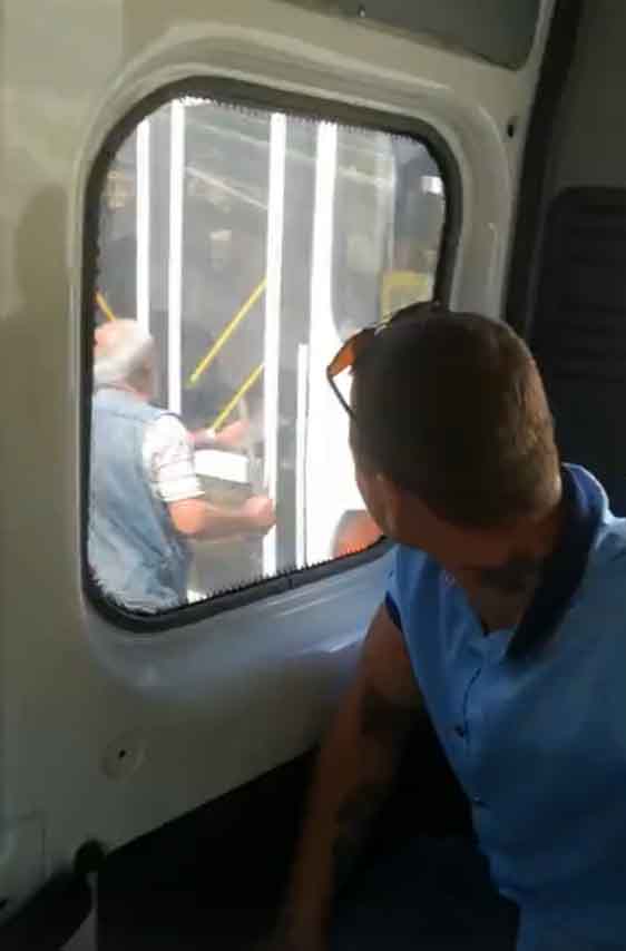 В Брянске сняли на видео агрессивного маршрутчика, напавшего на автобус