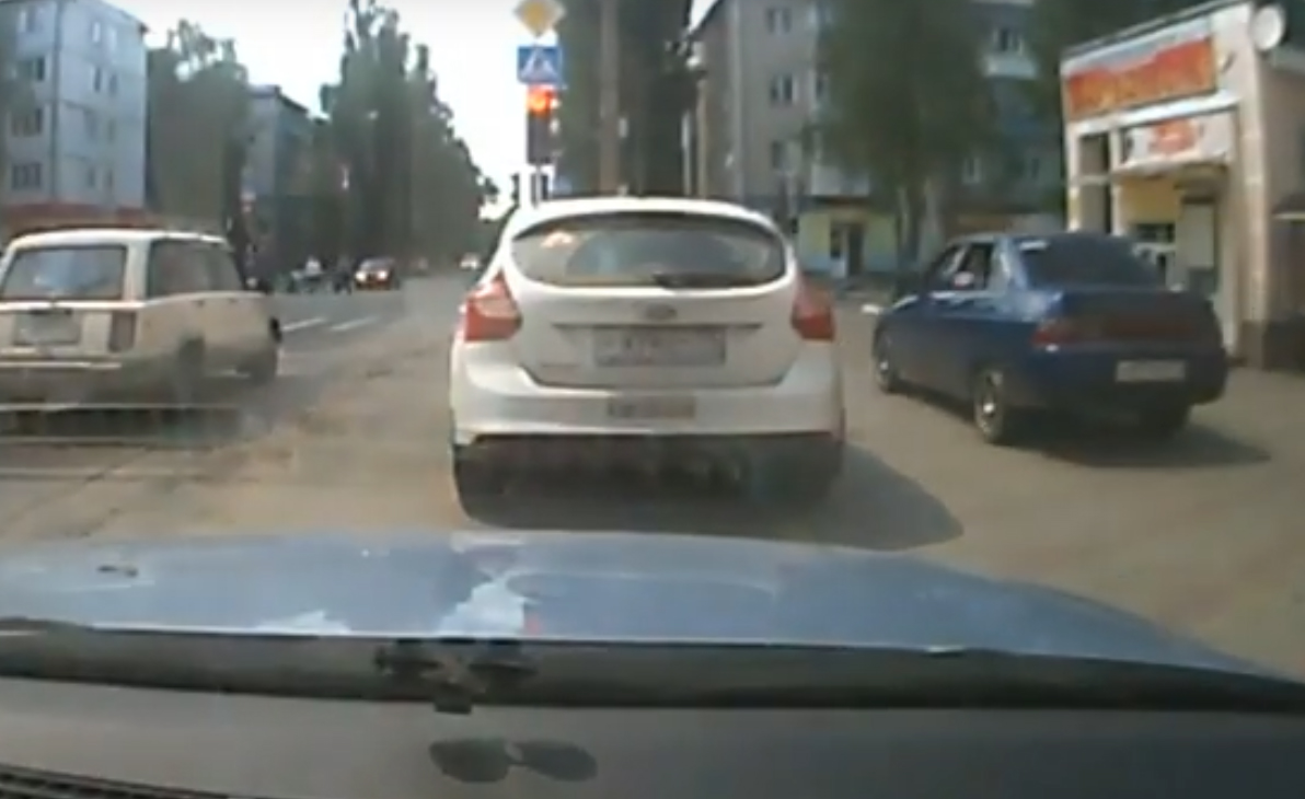 В Новозыбкове водитель проехал перекресток на красный свет и по тротуару