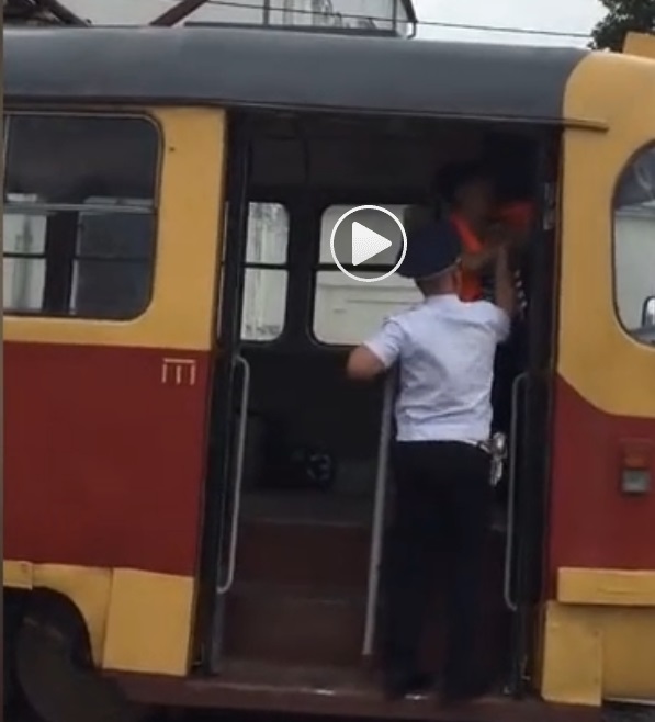 В Орле полицейские вытащили из трамвая пьяную вагоновожатую