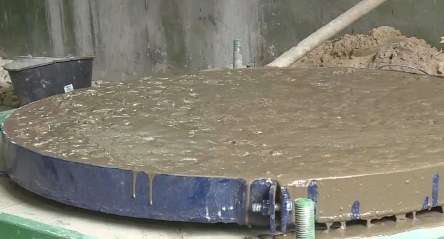 В Жуковке ради экономии меняют чугунные крышки люков на бетонные