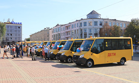 Школам Брянской области передали 12 новеньких автобусов