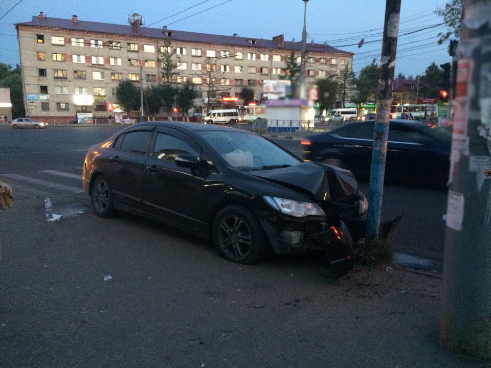 В Бежице иномарка врезалась в столб