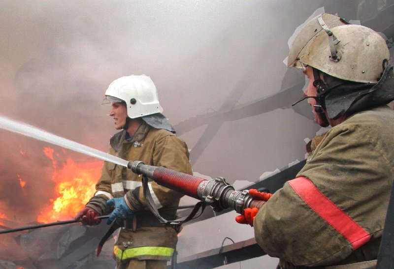 В Дубровском районе пожарные спасли человека из горящего дома
