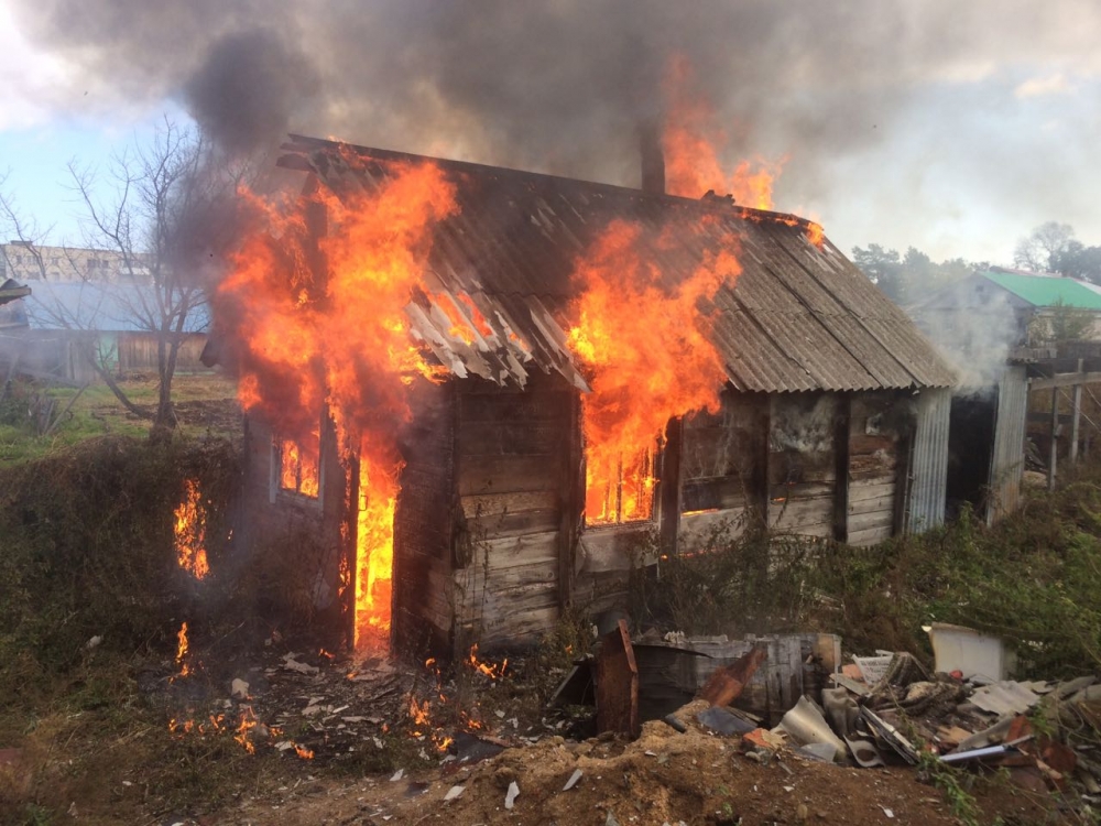 В Новозыбкове сгорел полуразрушенный дом