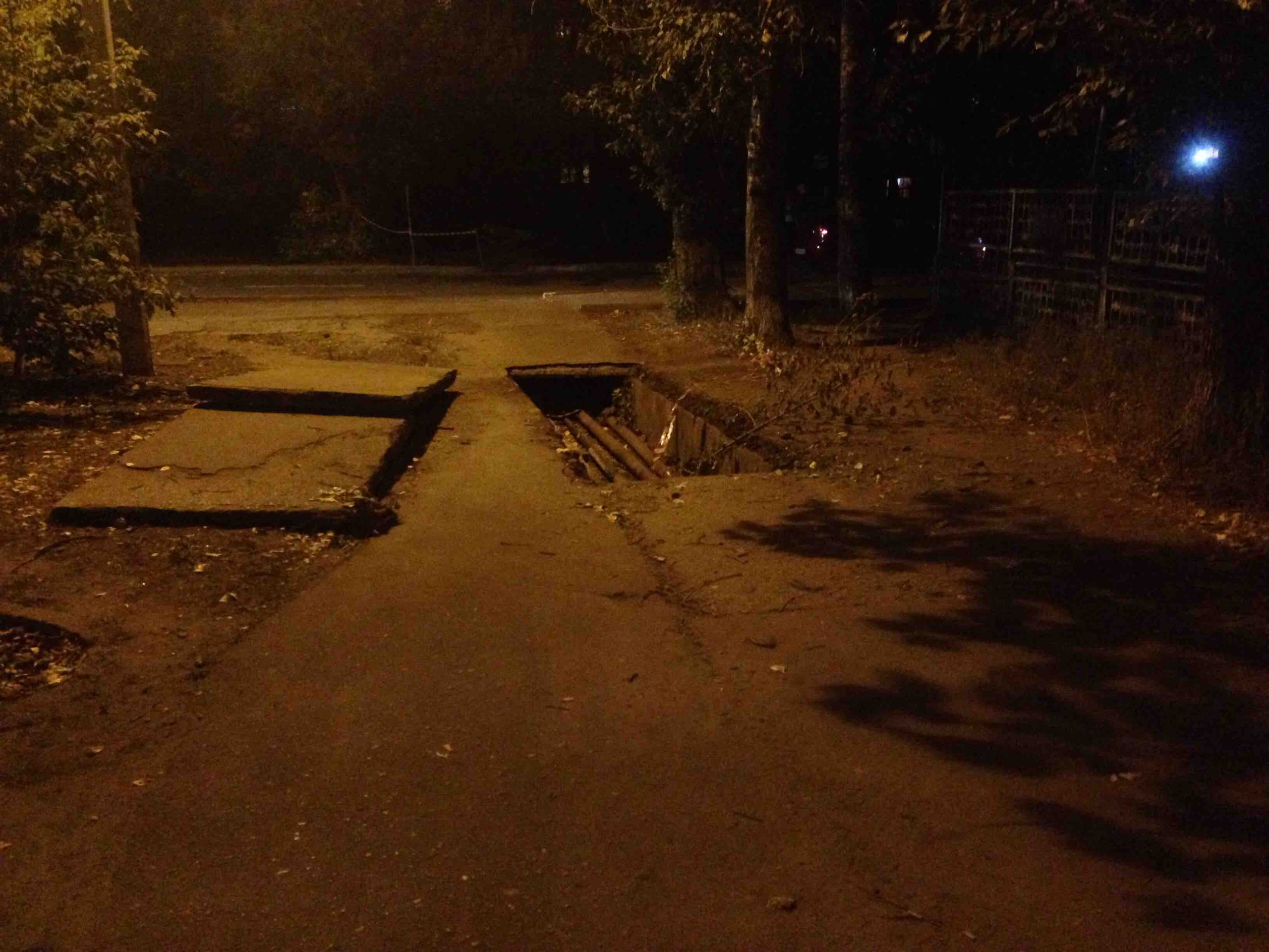 Возле брянской школы обнаружился небезопасный тротуар