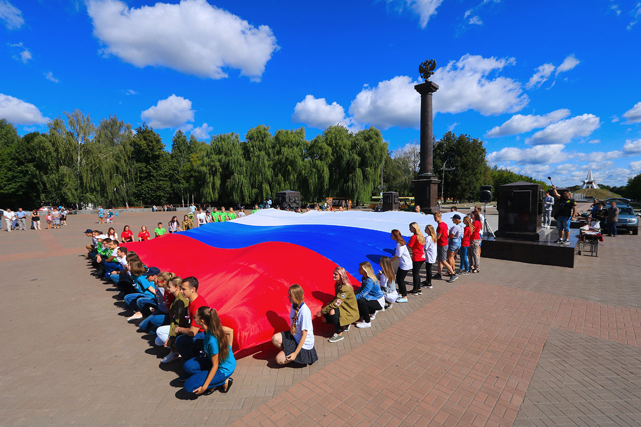 В Брянске на площади Воинской славы развернули огромный триколор