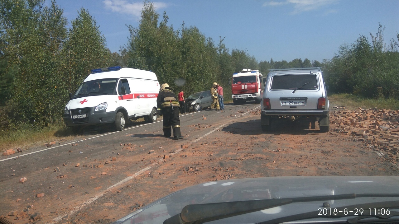 В груженую кирпичом фуру под Брянском врезалась автоледи