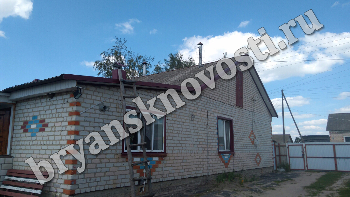 Процесс пошел: многодетной маме из Климовского района частично перекрыли протекающую крышу