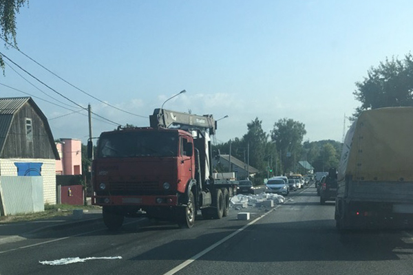 В Супонево грузовик засыпал дорогу пеноблоками