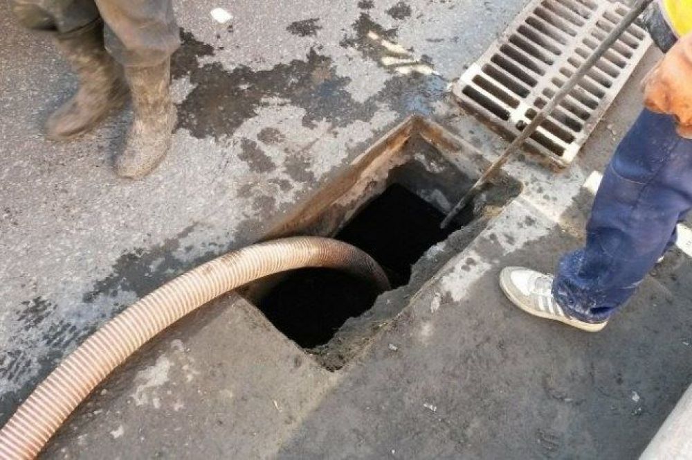 В Новозыбкове канализационные стоки залили ливневку
