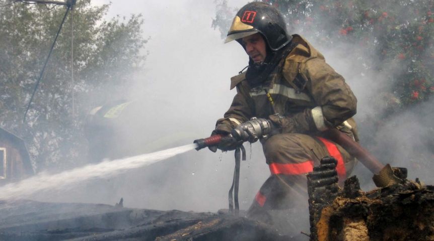 В Клинцовском районе огонь уничтожил жилой дом