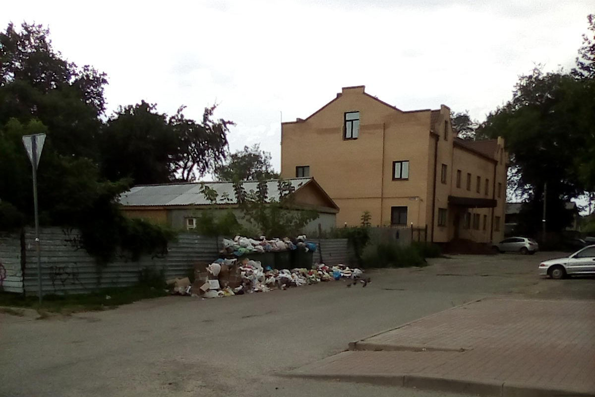 В центре Брянска переполнились мусорные контейнеры