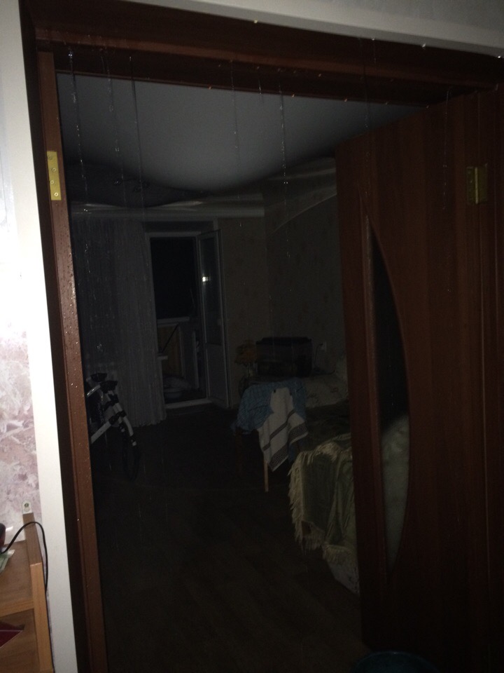 Капремонт по-брянски: дождь с потолка и замыкание электропроводки