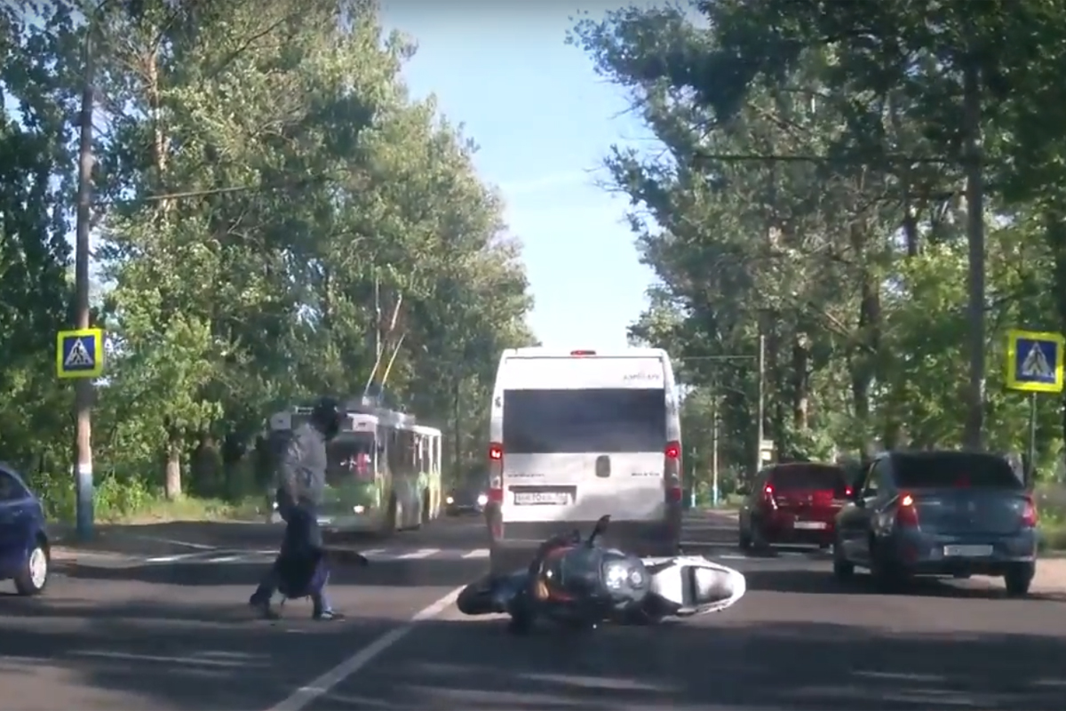 В Брянске мотоциклист чудом остался невредим после падения на встречку
