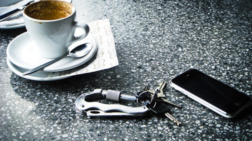 В брянском кафе молодая девушка лишилась дорогого мобильника, вздремнув прямо за столом