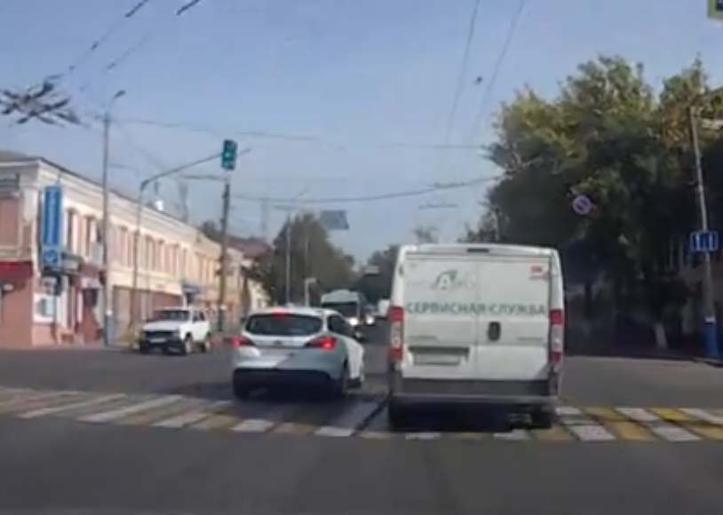 В Брянске лихач с питерскими номерами отметился серией нарушений ПДД