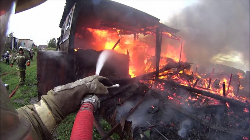 Вечером в Брянской области сгорели два частных дома и пристройка