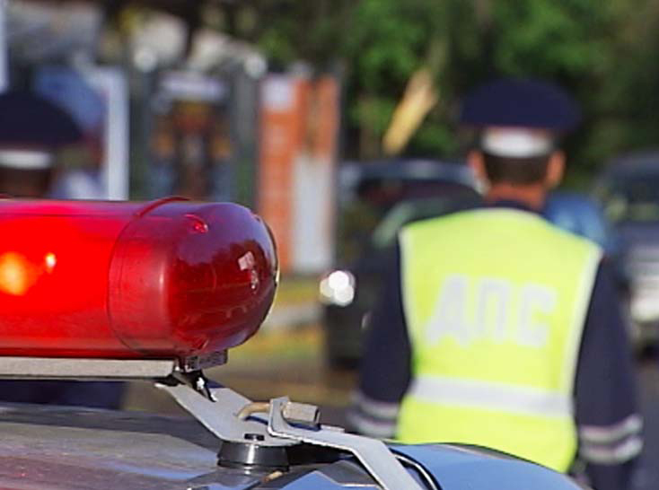 В Брянске пьяный водитель протащил полицейского на двери машины