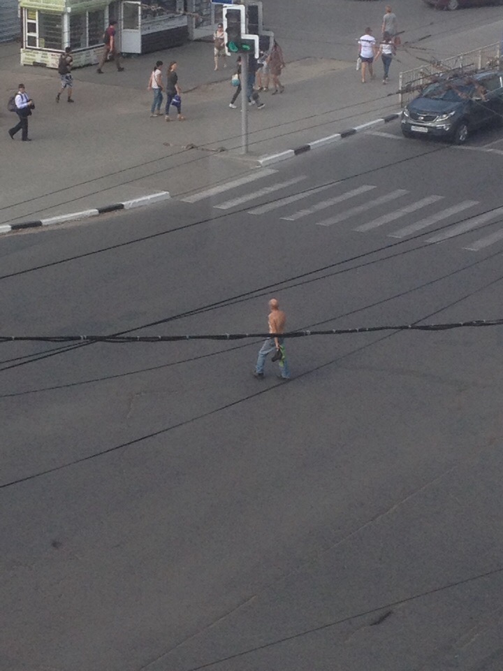 В Брянске на оживленном перекрестке странный мужчина мешал водителям и пешеходам