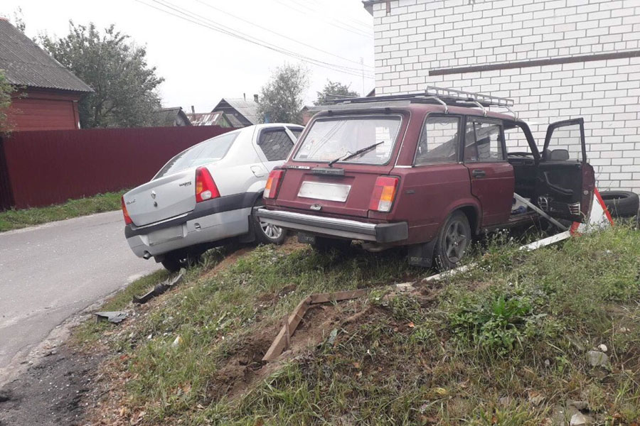 В Новозыбкове на перекрестке не разъехались ВАЗ и Рено