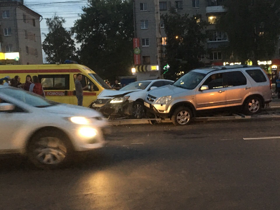 В Брянске Lexus протаранил две машины и врезался в ограждение