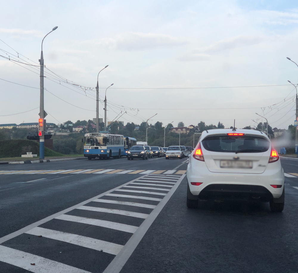 Новый светофор в Брянске: пешеходы рады, водители негодуют