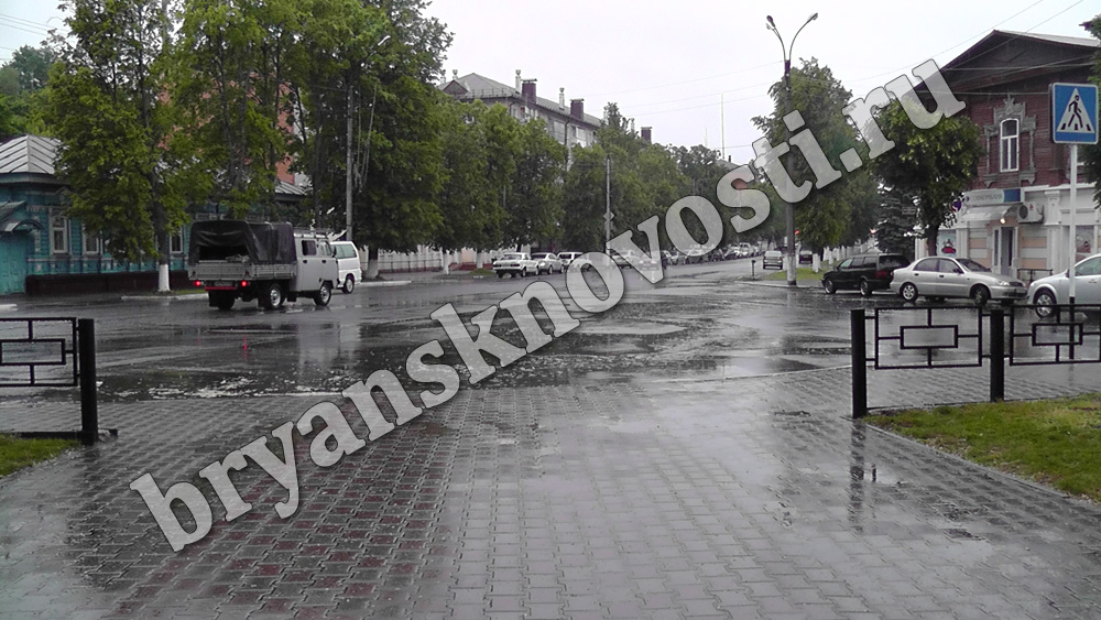 Дороги в Новозыбкове поливают, когда никто не видит