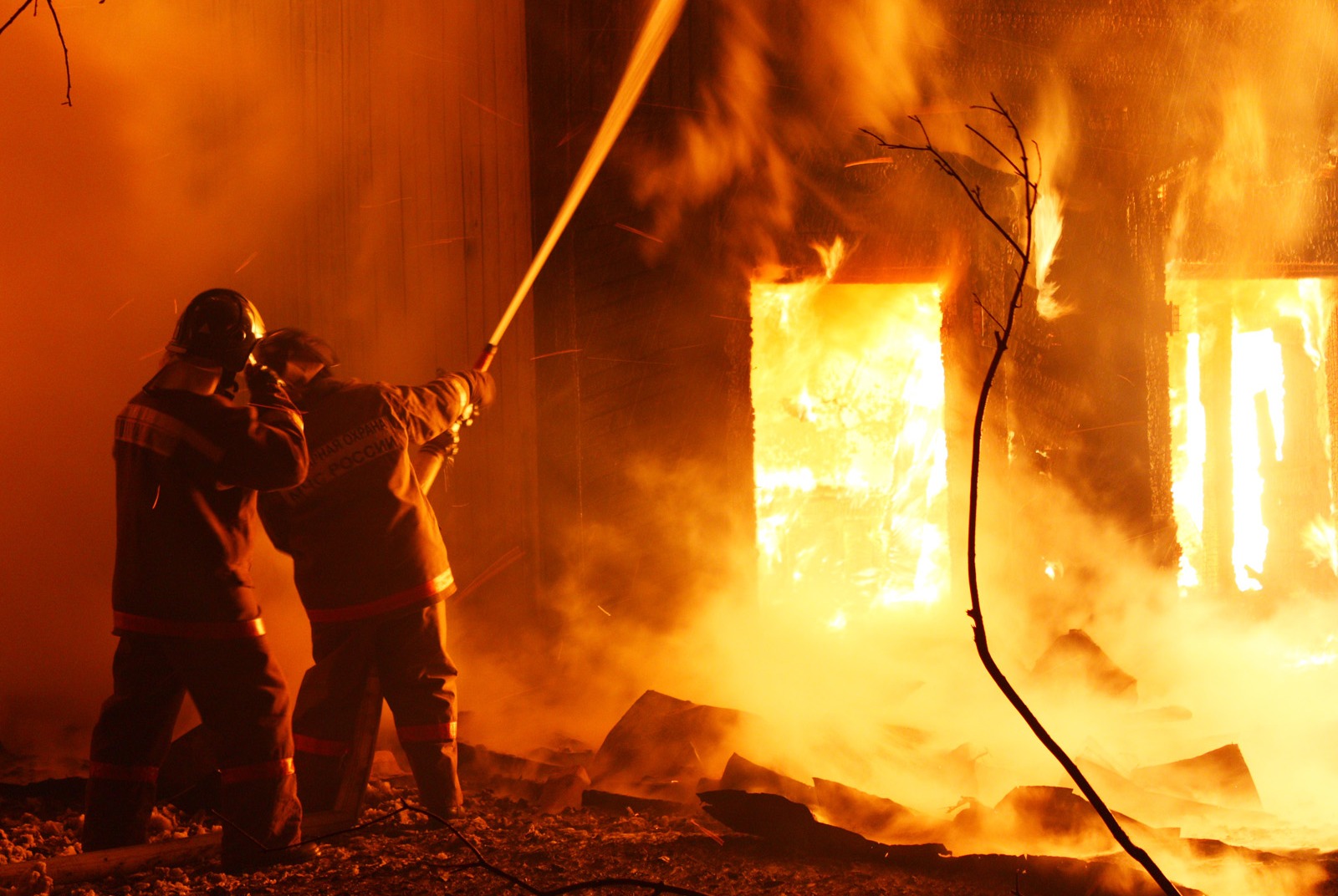 В Брасовском районе сегодня ночью больше часа тушили горящий дом