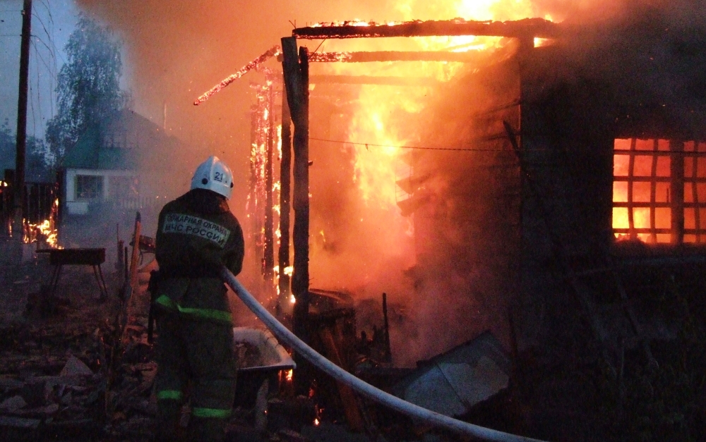 В Брянском районе больше часа тушили горящий дом