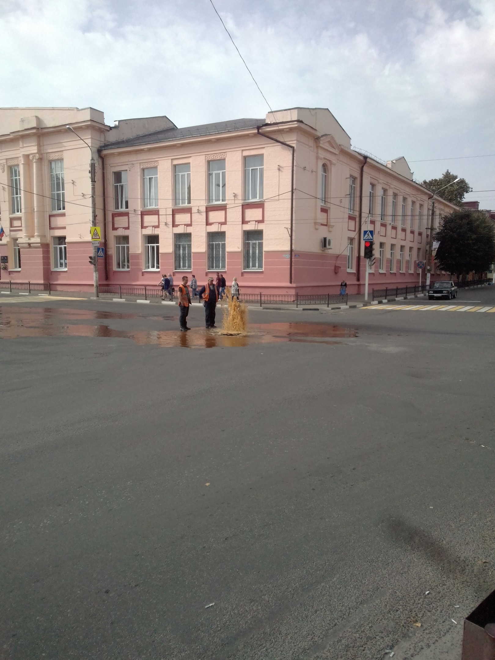 В Клинцах на площади забил коричневый фонтан