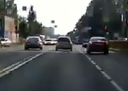 В Брянске сняли на видео опасный маневр дорогой иномарки
