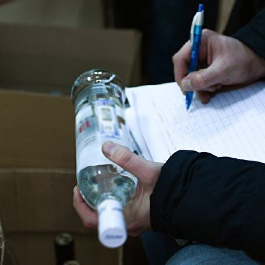 В Брянске будут судить торговца паленой водкой и контрафактными сигаретами