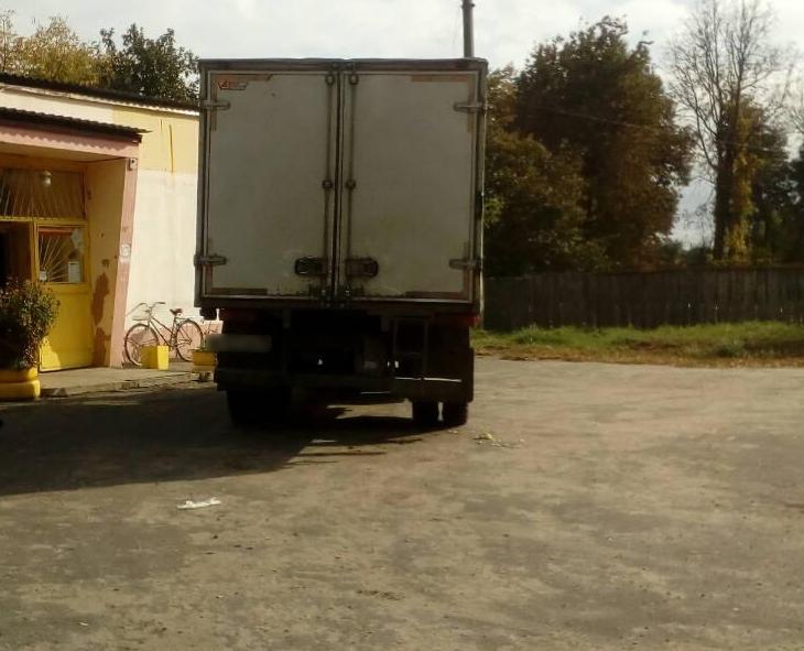 В брянском селе у местного магазина грузовик сбил пенсионерку