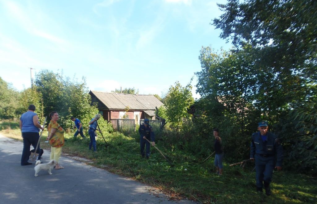 В Новозыбковском районе огнеборцы благоустроили территорию у домов ветеранов