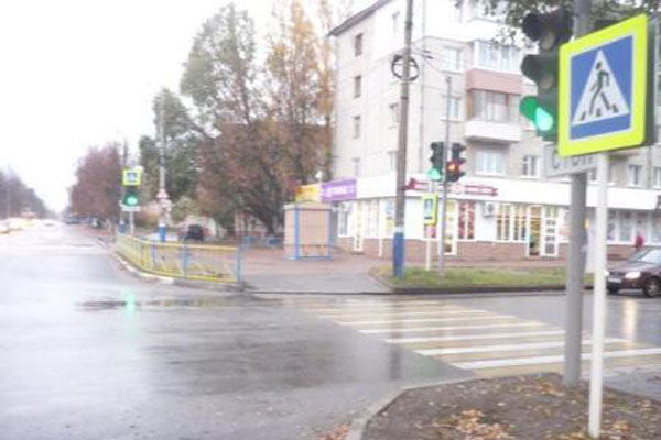 В Брянске перебегавшую дорогу на «красный» 16-летнюю девушку сбил автомобиль
