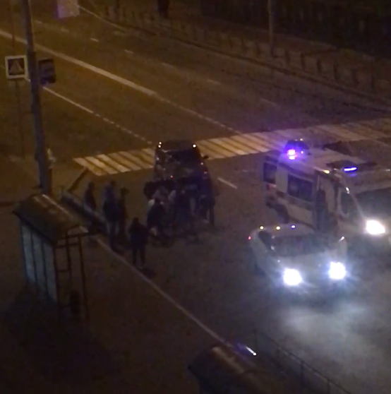 В вечернем Брянске сняли на видео дорожную аварию на пешеходном переходе