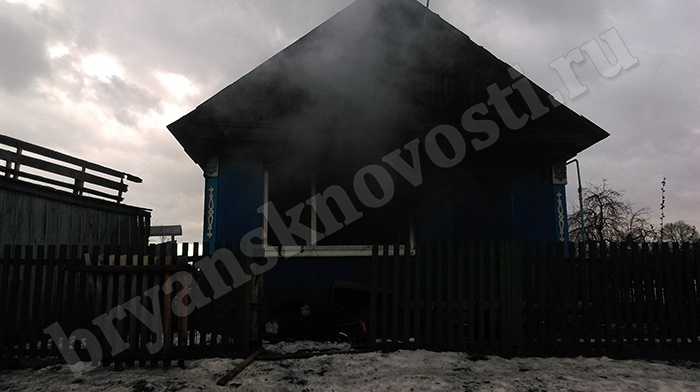 В Новозыбковском районе горел дом, в котором в прошлом году погибли две женщины