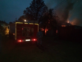 Сегодня утром в Выгоничах почти час тушили горящий дом