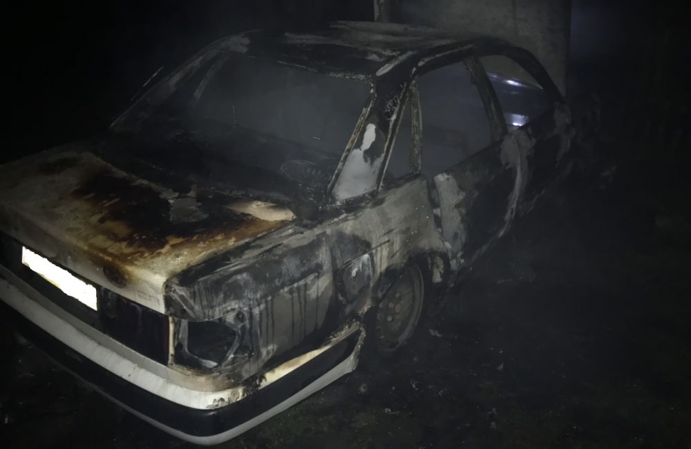 В Навле среди ночи загорелся легковой автомобиль