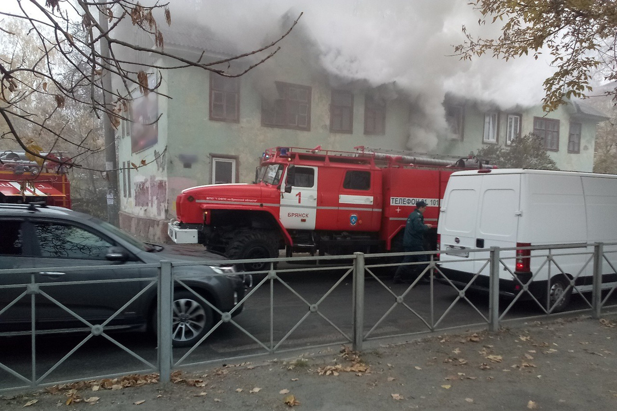 В Брянске в расселенном бараке загорелась мебель