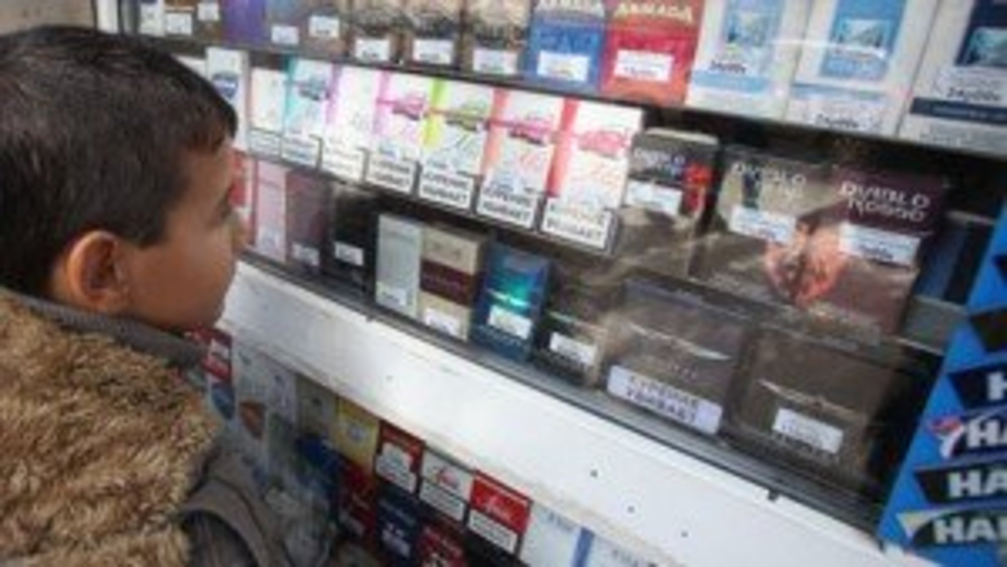 В Брянской области нелегальные сигареты продают подросткам