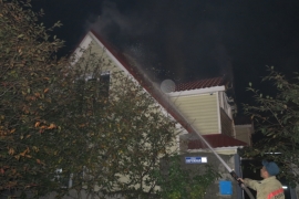 Четыре пожарных расчета тушили горящий дом в Брянске