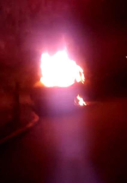 В Брянске сняли на видео вспыхнувшую как факел легковушку