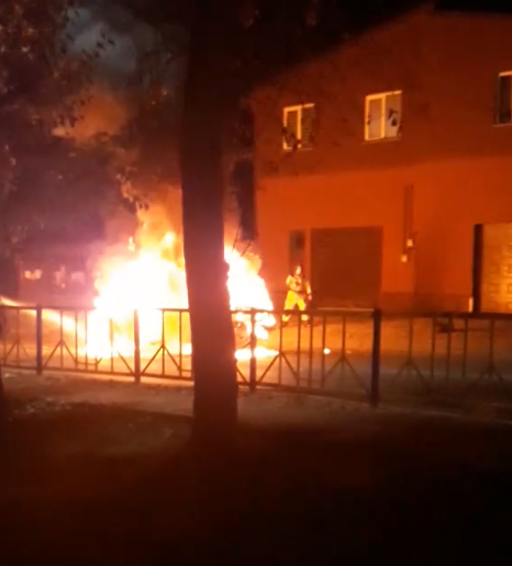 В Брянске сняли на видео очередную горящую машину