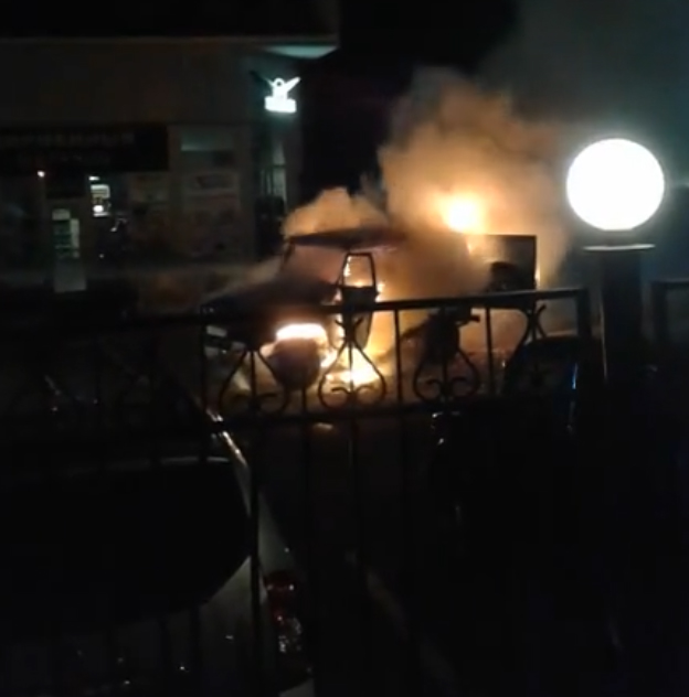 В Брянске сняли на видео объятую пламенем легковушку